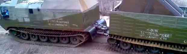 Ruski transporter prevlači 50 tona tešku prikolicu kroz rijeku (VIDEO)