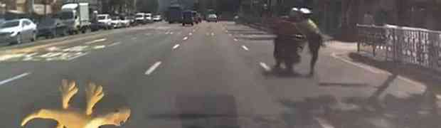 Motorist htio izbjeći plaćanje kazne pa vukao policajca 200 metara (VIDEO)