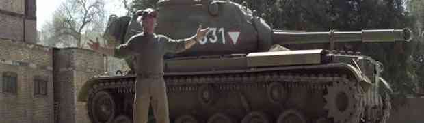 Ovako to izgleda kada Arnold Schwarzenegger u svom tenku ruši sve pred sobom!