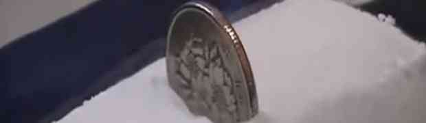 Nećete vjerovati šta se dogodi sa kovanice kada je stavite u kocku suhog leda! 