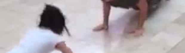 Krhka djevojčica ponizila marinca u dvoboju sklekovima (VIDEO)