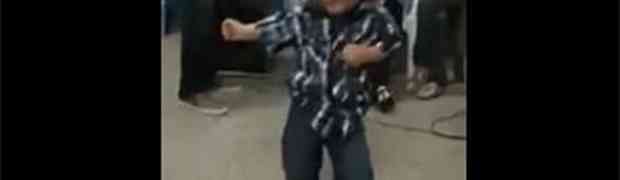 Mali zavodnik: Ovaj dječak je kralj plesa (VIDEO)
