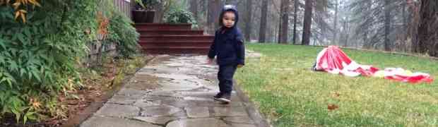 Snimao je svog malog sina kako se igra po kiši. Ono što se dogodilo u nastavku nije očekivao