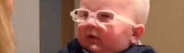 Djevojčica koja boluje od albinizma po prvi put vidi mamu svojim očima (VIDEO)