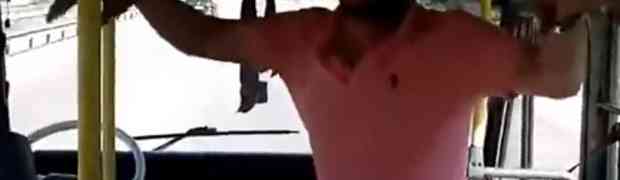 PRI BRZINI OD 110 NA SAT: Vozač ustao sa sjedišta kako bi đuskao u autobusu (VIDEO)