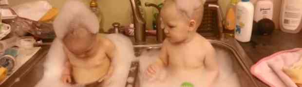 Stavila je svoje bebe bliznakinje u sudoper. Pogledajte šta je uradila beba s lijeve strane!