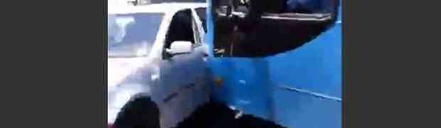 Nasilnik napao vozača autobusa i razbio staklo, ali vozač je imao odgovor na to! (VIDEO)