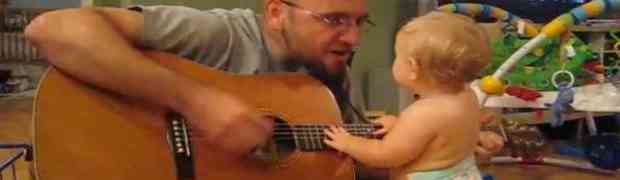 Zasvirao je gitaru svojoj 8-mjesečnoj kćerki, no ovako nešto od nje sigurno nije očekivao!