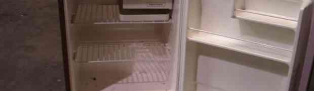 Pretvorio je ovaj stari, pokvareni mini frižider u nešto zaista genijalno i korisno! (FOTO)