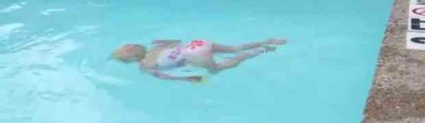 BUDUĆA ŠAMPIONKA: Beba od 16 meseci može da prepliva bazen u jednom dahu! (VIDEO)