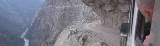 NE, ON NIJE NORMALAN: Minibusom se popeo na Himalaje! Zaledićete se kad vidite put kojim je vozio (VIDEO)