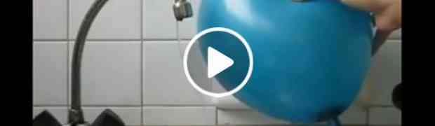 Istrljao je balon i stavio ga pod vodu. Kad vidite šta se desilo, ostaćete u ČUDU! (VIDEO)