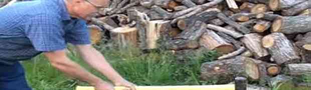 Savršen trik za cijepanje drva: djedica koji je zapalio Internet svojim izumom (VIDEO)