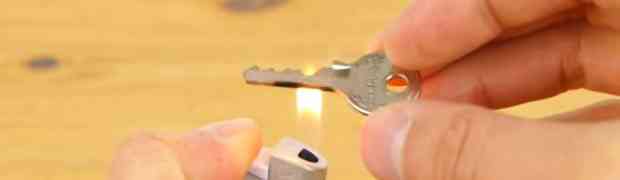 Postavio je ključ na plamen upaljača, kada vidite zašto i vi ćete isto uraditi! (VIDEO)