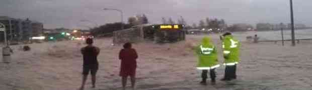 Nakon velike poplave autobus se odlučio krenuti kroz rijeku, ali je onda uslijedilo pravo iznenađenje (VIDEO)