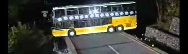 Kada pogledate gdje se ovaj autobus okreće jeza će Vas spopasti (VIDEO)