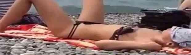 Pogledajte reakciju ovog čiče kada je vidio ženu u bikiniju kako raširenih nogu leži na plaži (VIDEO)