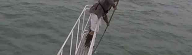Stajao je na pramcu broda, gurajući dugi štap u vodu... a onda je iz mora iskočila VELIKA NEMAN! (VIDEO)