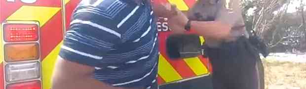 Crnac je oteo iz ruku policajca njegov električni pištolj 'tejzer'. BOLJE DA NIJE! (VIDEO)