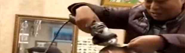 Ovaj Kinez u svom frizerskom salonu, za šišanje koristi KRUŽNU BRUSILICU! (VIDEO)