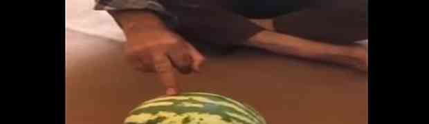 Kada vidite šta je ovaj Iranac prstom uradio sa lubenice, OSTAĆETE BEZ RIJEČI! (VIDEO)