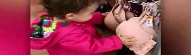 Reakcija tek prohodale bebe na grudnjak u trgovini NASMIJALA INTERNET (VIDEO)